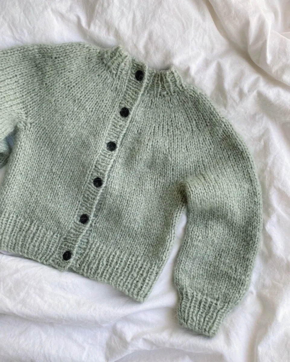 Novice Cardigan Mini - Chunky edition af PetiteKnit, strikkeopskrift